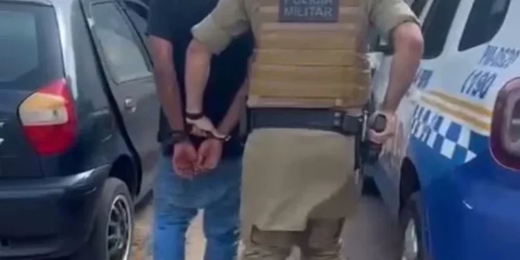 Homem tenta assaltar mulher fazendo sinal de arma com a mão embaixo de camisa, diz PM