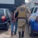 Homem tenta assaltar mulher fazendo sinal de arma com a mão embaixo de camisa, diz PM