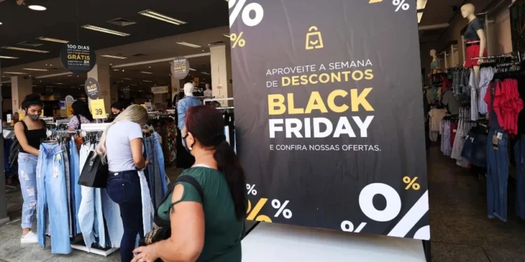 Mais de 60% dos brasileiros pretendem gastar até R$ 3 mil na Black Friday