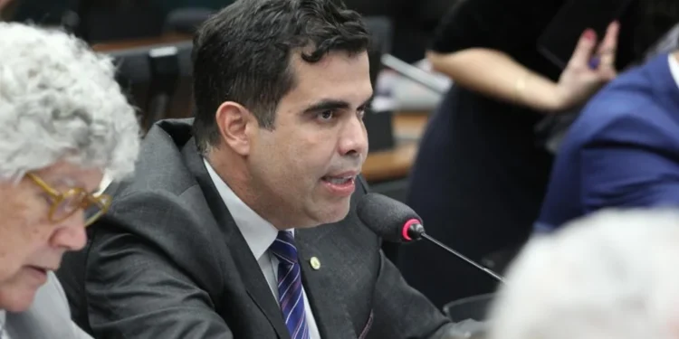 Câmara aprova relatório de Ayres que assegura acompanhante para pessoas com deficiência durante consulta e internação