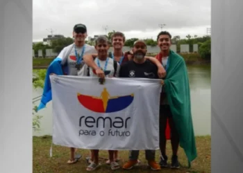 Atletas medalhistas junto com coordenador técnico Oguener Tissot. • Reprodução/Redes sociais