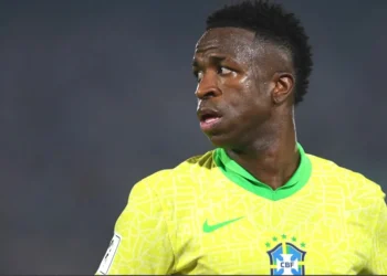 Vinicius durante derrota do Brasil contra o Paraguai por 1 a 0 pelas Eliminatórias • Christian Alvarenga/Getty Images