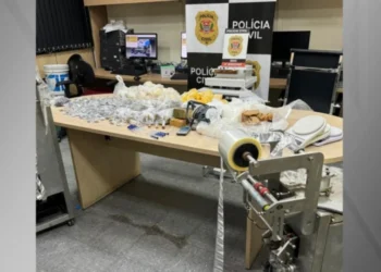 Agentes da 2ª Delegacia da Disccpat recolheram todas as substâncias e duas máquinas de processo automatizado de embalagem. • Departamento Estadual de Investigações Criminais