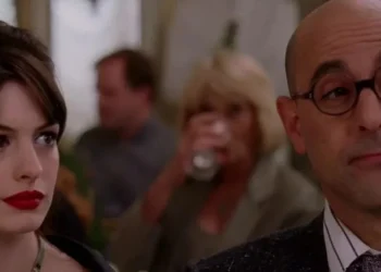 Anne Hathaway e Stanley Tucci em "O Diabo Veste Prada" • Divulgação