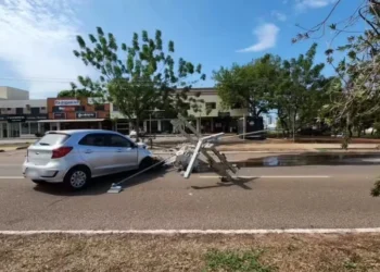Poste derrubado pelo veículo - Foto: Débora Gomes/Jornal do Tocantins.