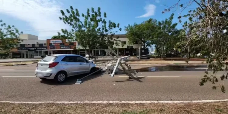 Poste derrubado pelo veículo - Foto: Débora Gomes/Jornal do Tocantins.