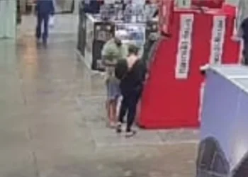 Imagens da câmera de segurança flagraram o casal utilizando o cartão roubado. • Divulgação/Polícia Civil do PR