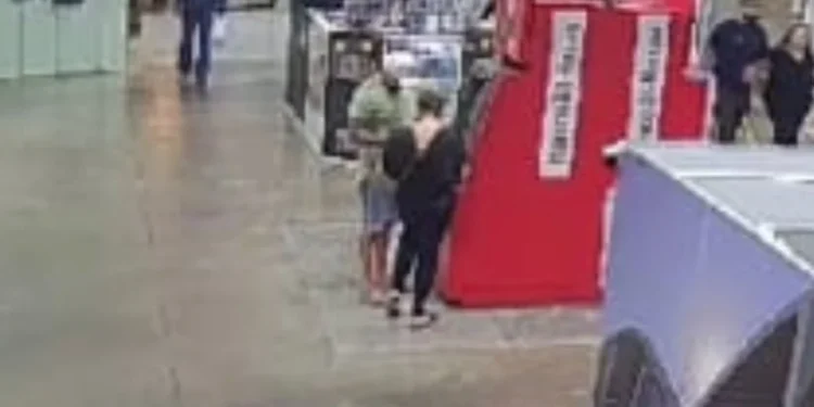 Imagens da câmera de segurança flagraram o casal utilizando o cartão roubado. • Divulgação/Polícia Civil do PR