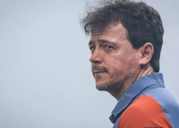 Fernando Diniz em meio à forte fumaça no Mineirão antes de Cruzeiro x Lanús pela semifinal da Sul-Americana • Gustavo Aleixo/Cruzeiro