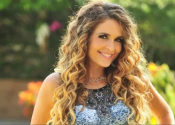 A vilã Chayene, interpretada por Cláudia Abreu, é uma famosa cantora de eletroforró que rivaliza com as Empreguetes e tenta separá-las • Reprodução