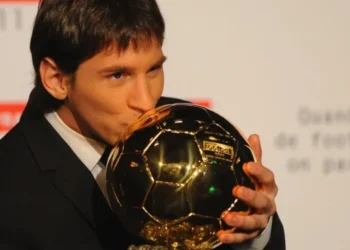 Lionel Messi ganhou sua primeira Bola de Ouro em 2009, aos 22 anos. Seria o primeiro de quatro prêmios em sequência para o argentino • liewig christian/Corbis via Getty Images