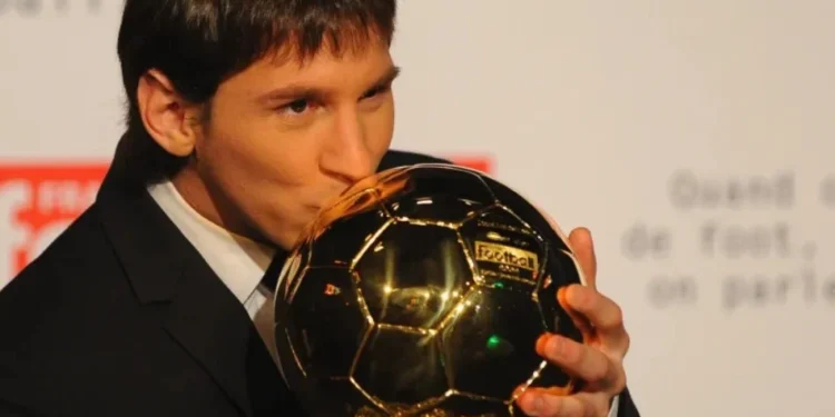 Lionel Messi ganhou sua primeira Bola de Ouro em 2009, aos 22 anos. Seria o primeiro de quatro prêmios em sequência para o argentino • liewig christian/Corbis via Getty Images