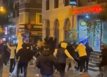 Torcedores do Manchester United foram feridos após emboscada de ultras do Fenerbahçe • Reprodução/X/BogazHooligans