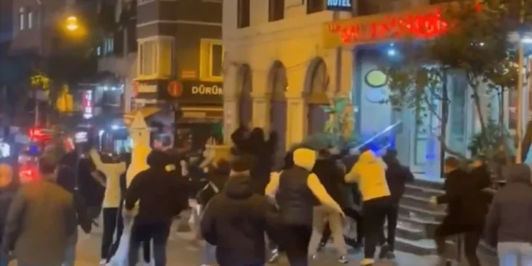 Torcedores do Manchester United foram feridos após emboscada de ultras do Fenerbahçe • Reprodução/X/BogazHooligans