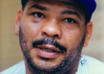 Brasil, São Paulo, SP, 04/03/1995. Retrato do pugilista brasileiro Adilson Rodrigues Maguila, com hematoma no olho direito, durante entrevista. • SILVIO RICARDO RIBEIRO/ESTADÃO CONTEÚDO/AE