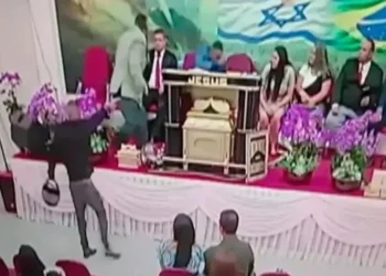 Homem atirou contra pastor durante culto que era transmitido pela internet; caso ocorreu em Mogi das Cruzes (SP) • Reprodução