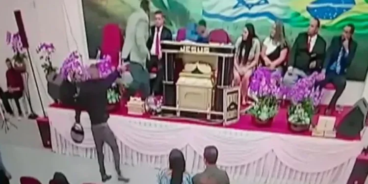 Homem atirou contra pastor durante culto que era transmitido pela internet; caso ocorreu em Mogi das Cruzes (SP) • Reprodução