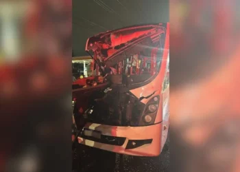 Imagem mostra parte dianteira de um dos ônibus completamente destruída. • PRF