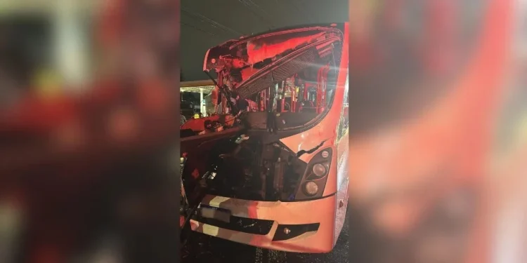 Acidente entre dois ônibus deixa 32 feridos na Dutra em Guarulhos (SP)