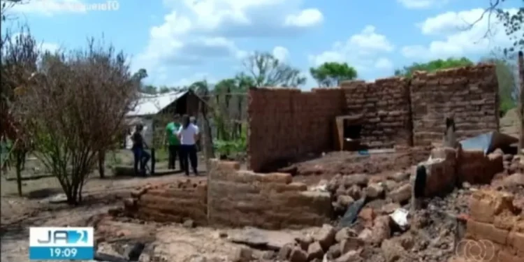 Famílias estão desabrigadas há 57 dias após perderem casas em incêndios