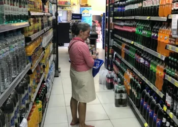 Consumidora em supermercado no Rio de Janeiro • REUTERS/Pilar Olivares