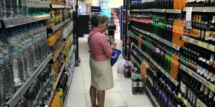 Confiança do Consumidor cai 0,7 ponto em outubro ante setembro, mostra FGV