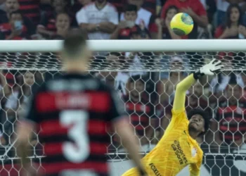 Hugo Souza defende o Corinthians contra o Flamengo • Rodrigo Coca / Corinthians
