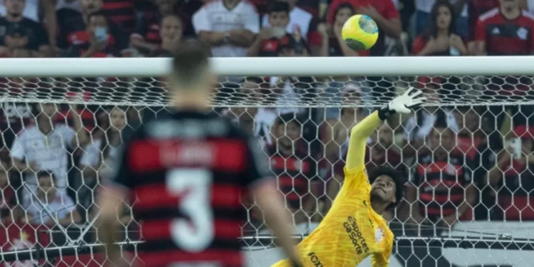 Corinthians notificará Flamengo da compra de Hugo Souza nesta sexta-feira (25)