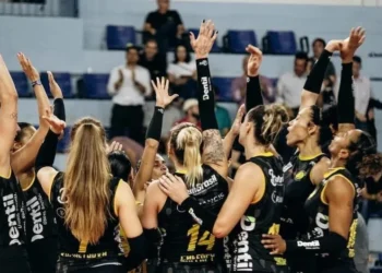 Praia Clube comemora vitória sobre o Mackenzie na estreia da Superliga 2024/25 • Eliezer Esportes/Praia Clube