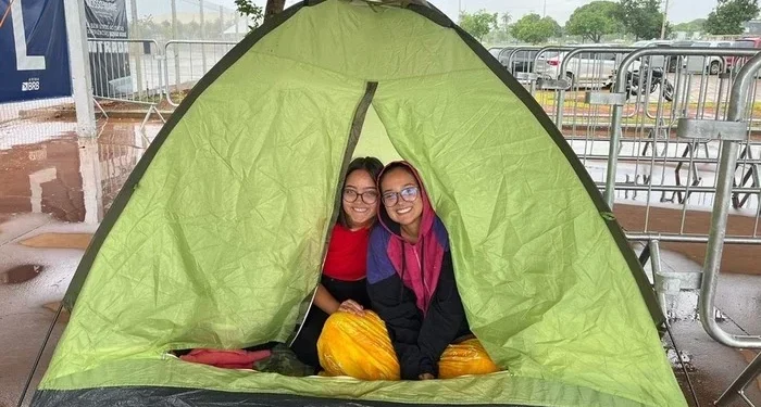 Na chuva, fãs acampam para show de Bruno Mars em Brasília