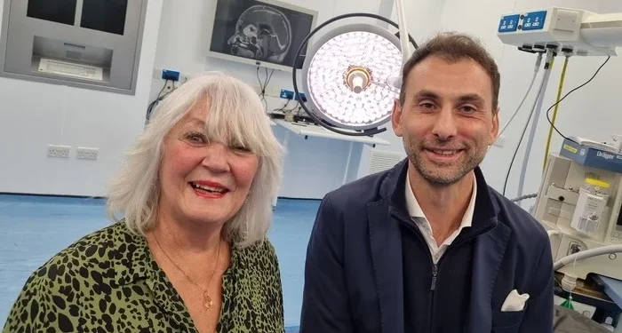 Inédito! Médico remove tumor cerebral pela sobrancelha de pacientes