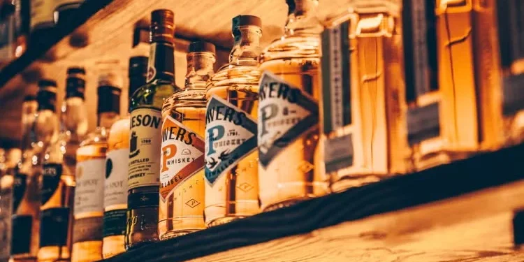 Venda e consumo de bebidas alcoólicas serão proibidos no final de semana; veja horários