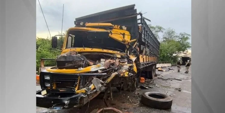 Acidente envolvendo 4 veículos deixa 2 mortos em MG