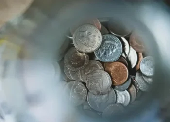 Poupança segue com o “menor” retorno, tanto no curto quanto no longo prazo • Foto: Nick Fewings/Unsplash