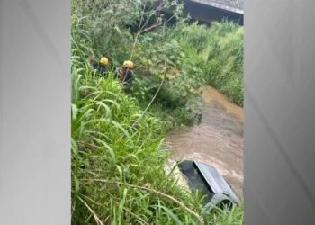 Imagem mostra carro submerso de mulher que morreu após desaparecer e ser levada pela enxurrada • Divulgação/Defesa Civil
