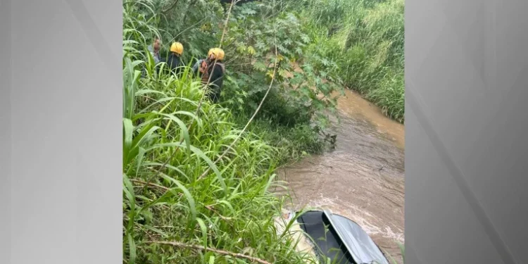 Imagem mostra carro submerso de mulher que morreu após desaparecer e ser levada pela enxurrada • Divulgação/Defesa Civil