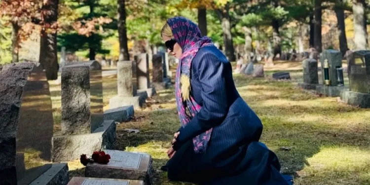 Madonna visita o túmulo da família • Instagram/Madonna