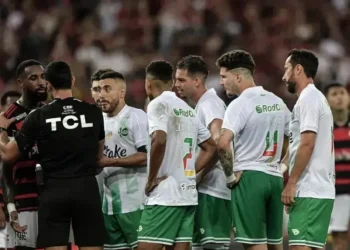 Nenê, jogador do Juventude, reclama com a arbitragem após tomar cartão vermelho • Thiago Ribeiro