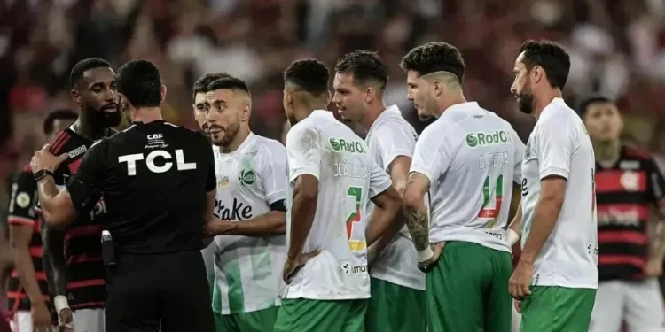 Nenê, jogador do Juventude, reclama com a arbitragem após tomar cartão vermelho • Thiago Ribeiro