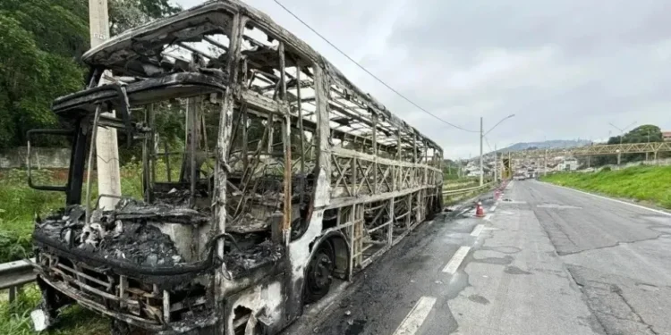 Integrantes da Mancha atearam fogo contra ônibus da Máfia Azul • Rafael Oliva/Itatiaia