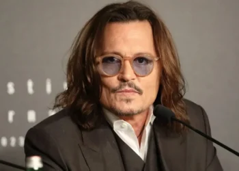 Johnny Depp na coletiva de imprensa de "Jeanne Du Barry" no Festival de Cannes de 2023 • Stephane Cardinale - Corbis/Corbis via Getty Images