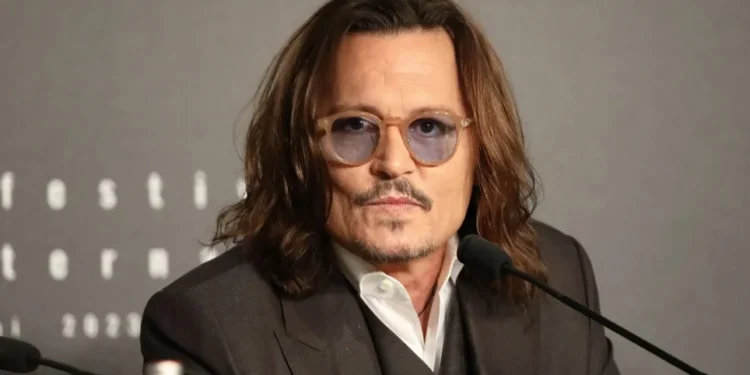 Johnny Depp na coletiva de imprensa de "Jeanne Du Barry" no Festival de Cannes de 2023 • Stephane Cardinale - Corbis/Corbis via Getty Images