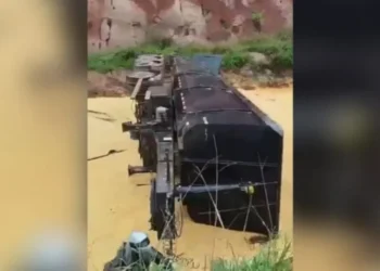 Carreta de milho toabada em rodovia de Minas Gerais • Reprodução