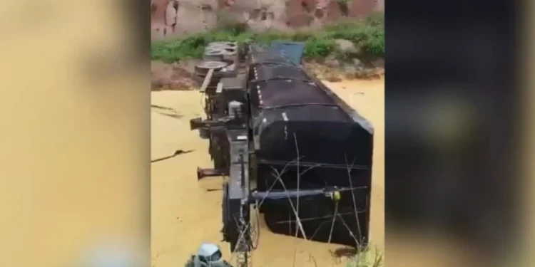 Carreta de milho toabada em rodovia de Minas Gerais • Reprodução
