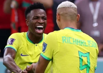 Vinícius Jr. e Richarlison comemoram gol da seleção contra a Sérvia em jogo realizado em novembro de 2022 • REUTERS/Amanda Perobelli