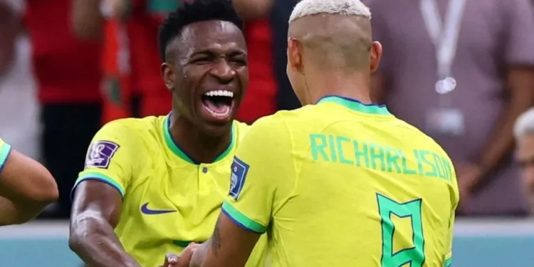 Vinícius Jr. e Richarlison comemoram gol da seleção contra a Sérvia em jogo realizado em novembro de 2022 • REUTERS/Amanda Perobelli