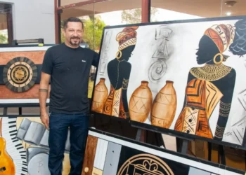 Artista plástico Gedeon Tavares trouxe até o meio-dia já havia comercializado dez quadros. Foto – Carlessandro Souza