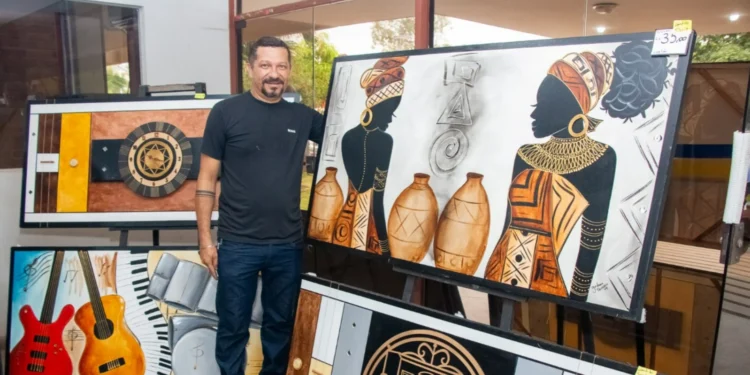 Artista plástico Gedeon Tavares trouxe até o meio-dia já havia comercializado dez quadros. Foto – Carlessandro Souza