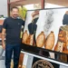 Artista plástico Gedeon Tavares trouxe até o meio-dia já havia comercializado dez quadros. Foto – Carlessandro Souza