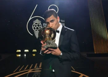 Rodri com a Bola de Ouro 2024 • Reprodução/X @ballondor